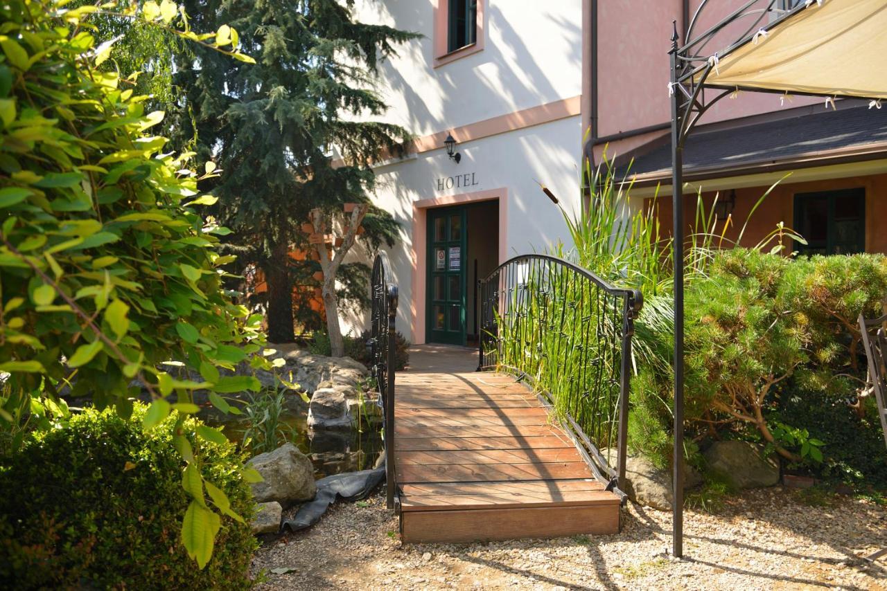 Hotel Via Ironia Vysoké Mýto Bagian luar foto