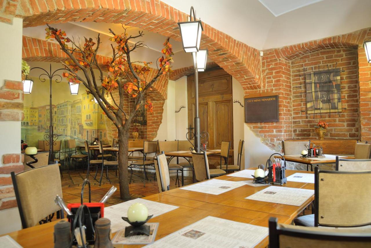 Hotel Via Ironia Vysoké Mýto Bagian luar foto