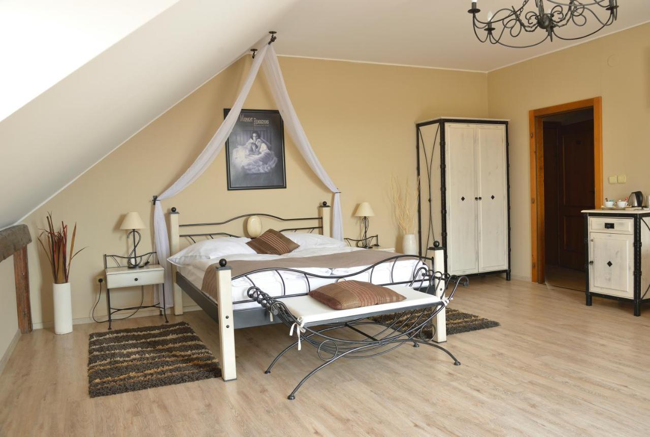 Hotel Via Ironia Vysoké Mýto Bagian luar foto