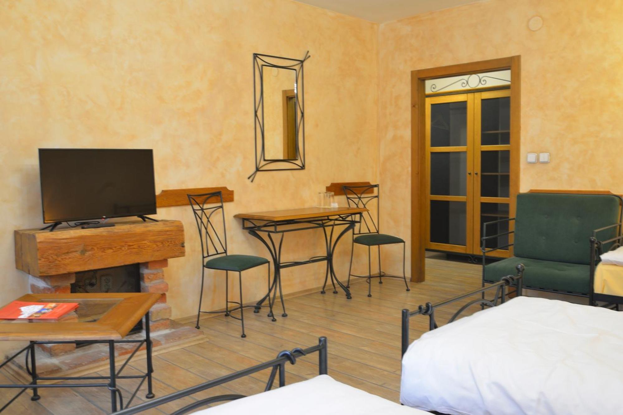 Hotel Via Ironia Vysoké Mýto Bagian luar foto