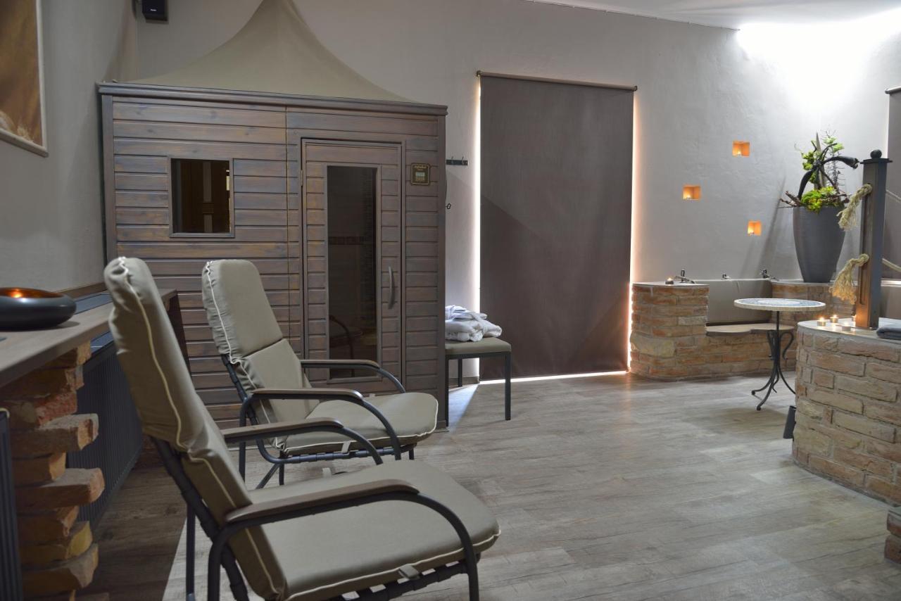 Hotel Via Ironia Vysoké Mýto Bagian luar foto
